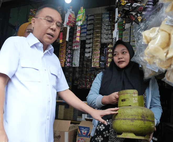 Sufmi Dasco Ahmad bersama warga